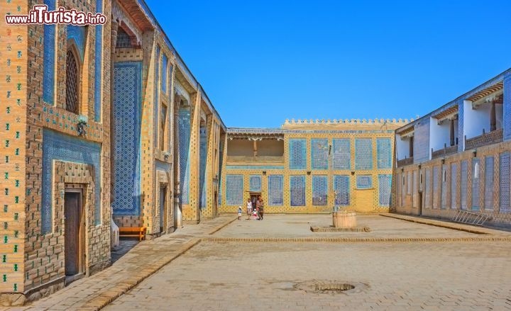 Immagine Il cortile dell'harem di Palazzo  Tash Hauli con le tipiche piastrelle verdi: siamo nella cittadella di Khiva (Uzbekistan) - © eFesenko / Shutterstock.com