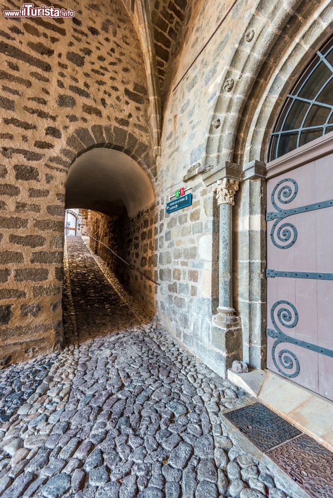 Immagine Il cortile dell'Hotel Dieu nella cattedrale di Le Puy-en-Velay (Francia) con l'ingresso al chiostro.  Siamo nella regione Auvergne-Rhone-Alpes.