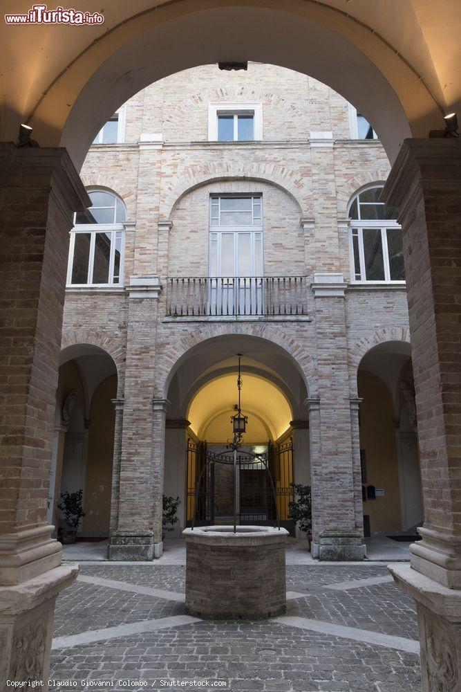 Immagine Il cortile di un edificio storico nel centro storico di Fermo, Marche, al calar del sole - © Claudio Giovanni Colombo / Shutterstock.com
