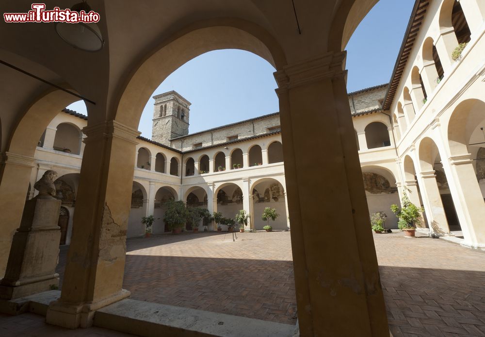 Immagine Il cortile di un palazzo medievale di Bevagna, Umbria, Italia.