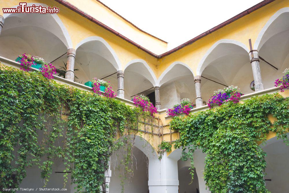 Immagine Il cortile fiorito della Apothekerhaus, edificio medievale di Judenburg (Austria). La sua costruzione risale al XVI° secolo - © Timelynx / Shutterstock.com