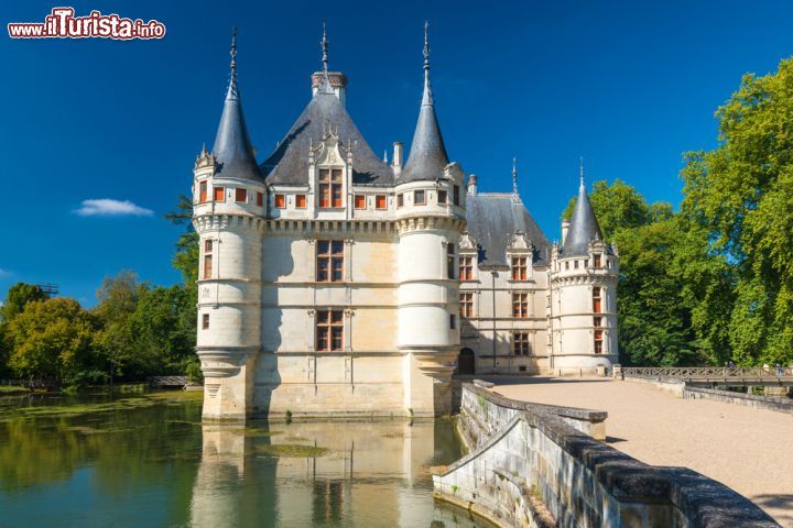 Immagine Il cortile interno che porta al Castello di Azay-le-Rideau, Loira (Francia) - Quando la fortezza nacque nei primissimi anni del '500, era piuttosto impensabile che sarebbe passato di dinastia in dinastia. Nell'immagine si vede il lavoro che fecero i Berthelot i quali, volendo una residenza per dimostrare il loro prestigio, acquistarono il terreno creando non solo nella struttura stessa ma anche nel circondario, uno scenario che evocasse sfarzo e benessere. Il risultato è riscontrabile nella fotografia che ancora oggi riflette scelte di prestigio e lusso ma senza sfociare nell'eccessività - © Viacheslav Lopatin / Shutterstock.com