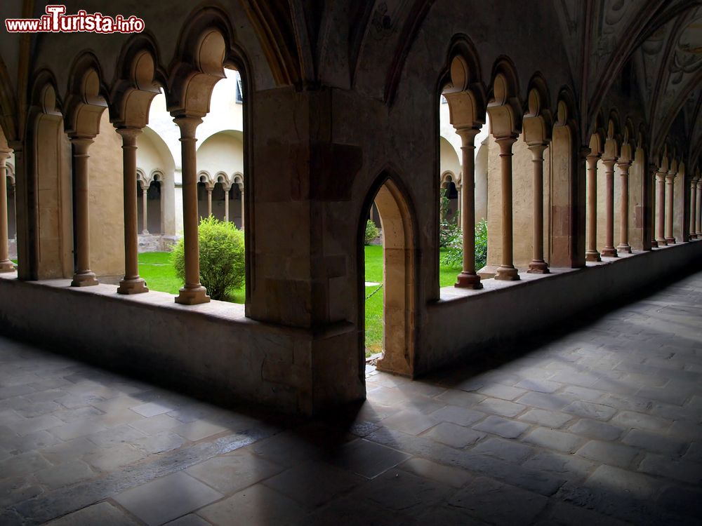 Immagine Il cortile interno con arcate nel complesso religioso di San Francesco a Bolzano, Trentino Alto Adige. La chiesa dei Francescani, il chiostro e il convento risalgono alla prima metà del 1300. Il chiostro ad arcatelle trilobate è decorato da un ciclo di affreschi della scuola giottesca.