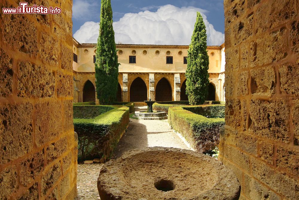 Immagine Il cortile interno del Monastero di Pietra a Nuevalos, Spagna. Abbandonato nel 1835 a causa della confisca di Mendizabal, il monastero fu acquistato da un un individuo qualche anno più tardi e trasfromato in un complesso turistico.