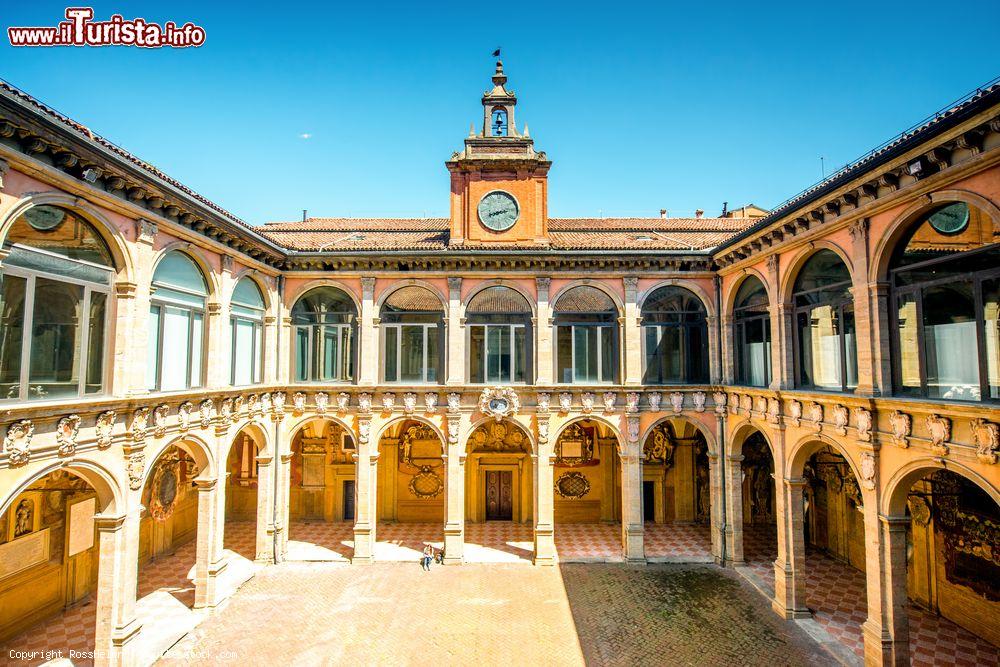 Immagine Il cortile interno dell'Archiginnasio di Bologna, Emilia-Romagna. Fra gli edifici più importanti della città, questo edificio ospita oggi la biblioteca municipale e il teatro anatomico - © RossHelen / Shutterstock.com