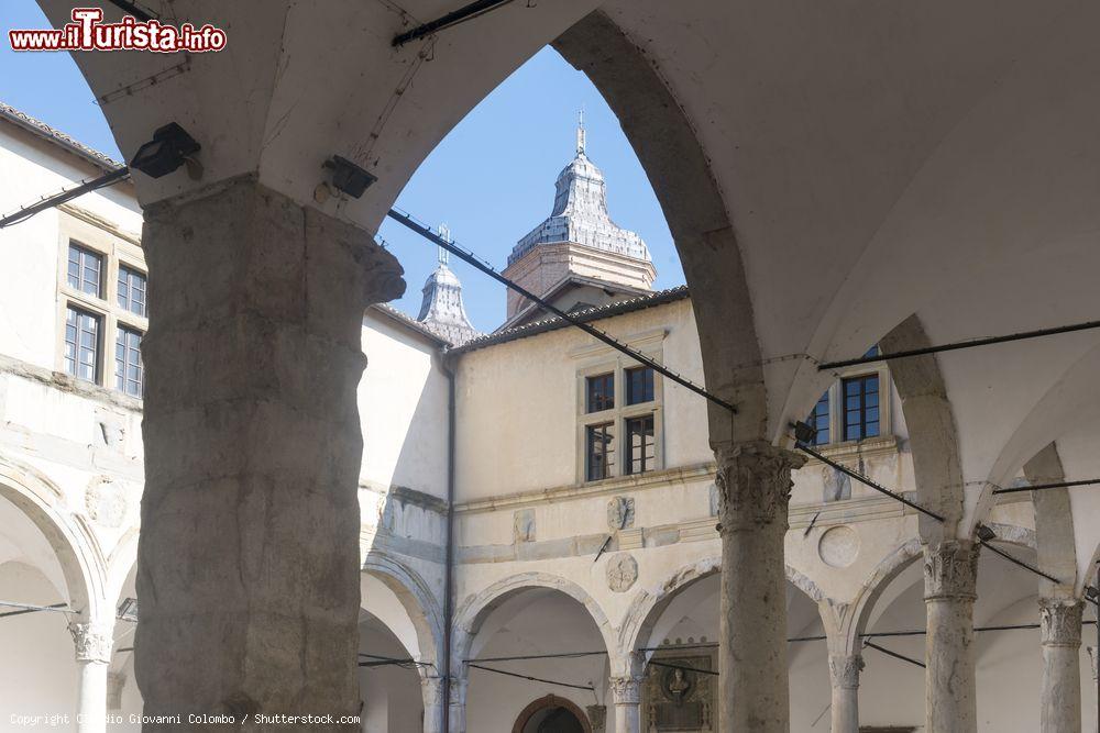 Immagine Il cortile interno di Palazzo Ducale, sede della facoltà di Giurisprudenza, Università di Camerino, Marche  - © Claudio Giovanni Colombo / Shutterstock.com
