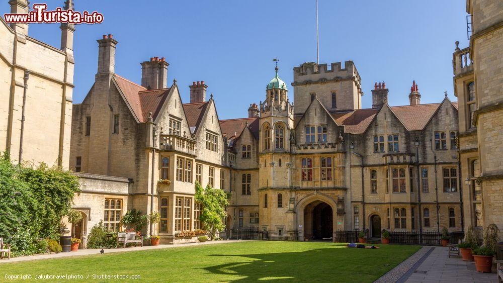 Immagine Il cortile interno di un college a Oxford, Inghilterra (UK) - © jakubtravelphoto / Shutterstock.com