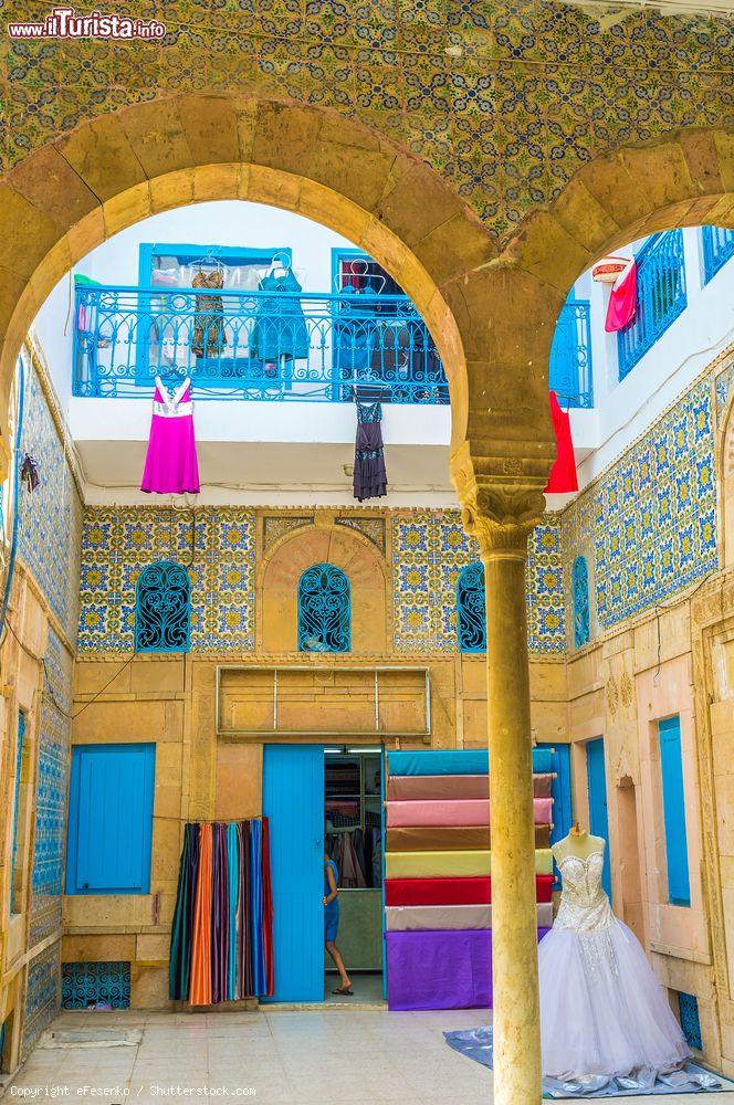 Immagine Il cortile interno di una boutique a Sfax, Tunisia. Questo antico palazzo, con stucchi e decorazioni, è stato trasformato in un negozio di abbigliamento - © eFesenko / Shutterstock.com