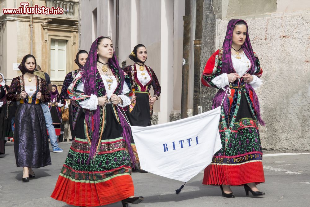 Immagine Il costume tradizionale delle donne di Bitti in Sardegna - © GIANFRI58 / Shutterstock.com