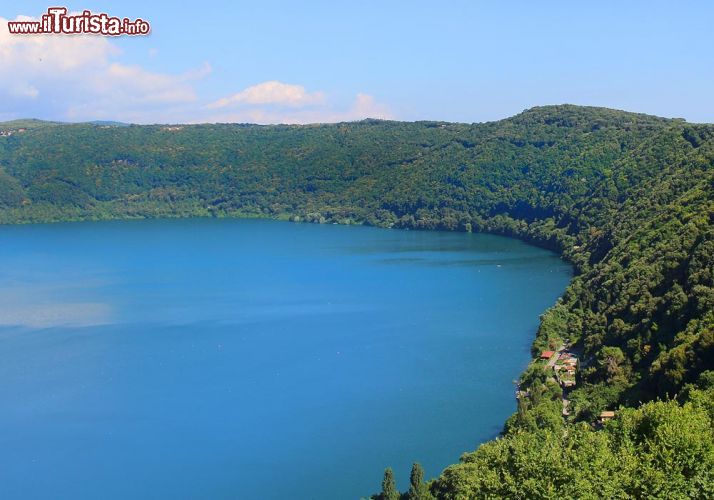 Immagine Il cratere del lago di Nemi nel Lazio, siamo nel complesso vulcanico dei Colli Albani - © gvictoria / Shutterstock.com