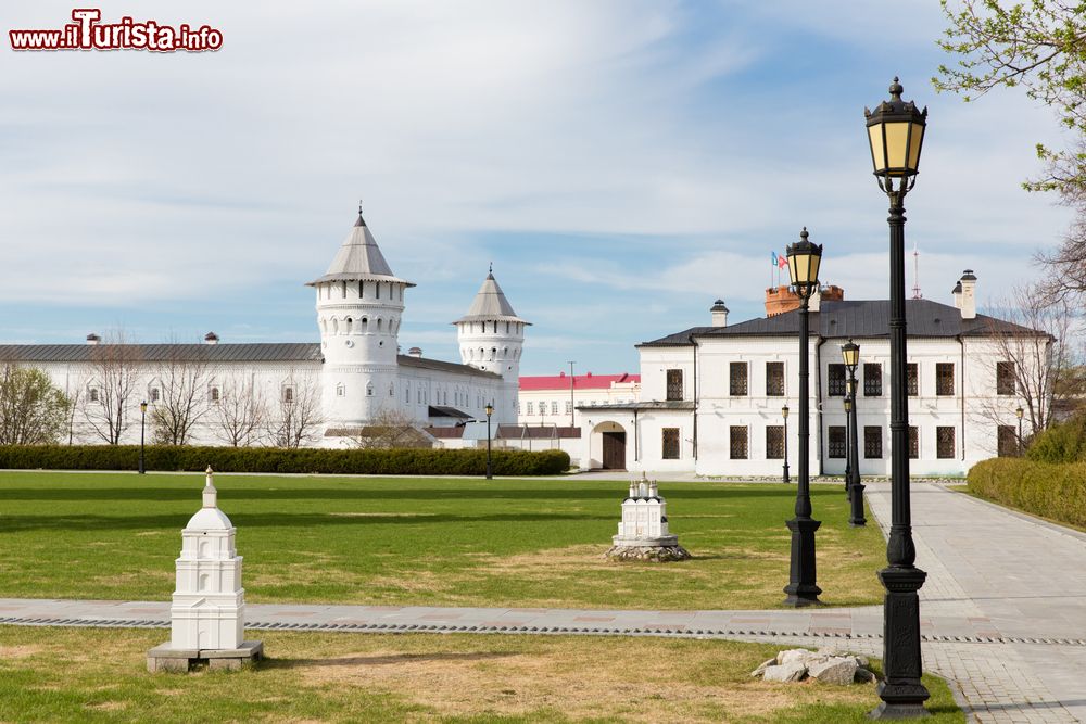 Immagine Il cremlino di Tobolsk, Russia. Eletto recentemente fra le nuove meraviglie della Russia, il cremlino di questa città della Siberia ebbe i suoi primi edifici in legno nel 1594 mentre dal 1621 iniziarono ad essere costruiti quelli in pietra.