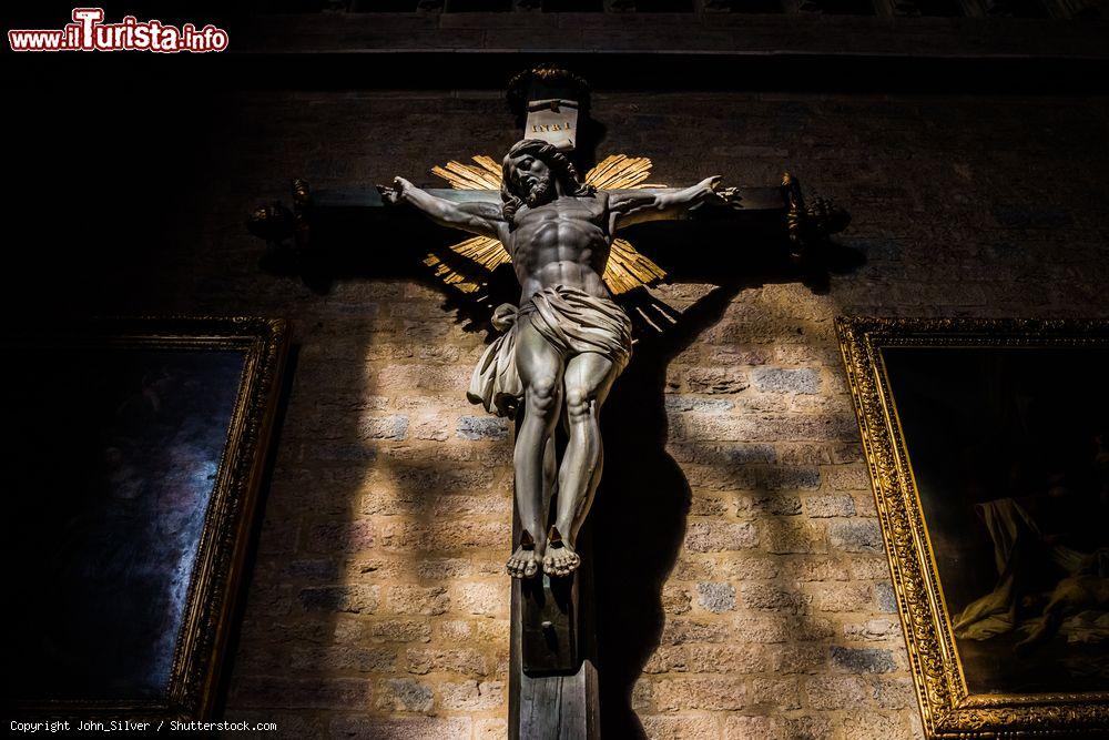 Immagine Il crocifisso all'interno della cattedrale di San Benigno a Digione, Borgogna, Francia - © John_Silver / Shutterstock.com