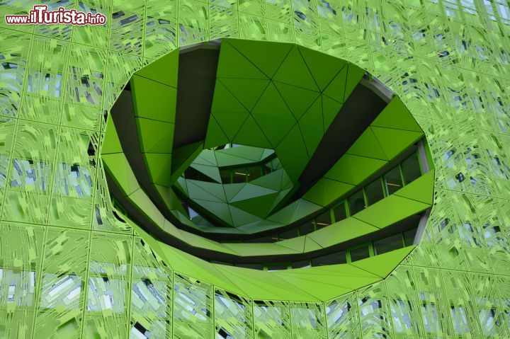 Immagine Il cubo verde sede di Euronews alla Confluence di Lione, Francia. Siamo nel quartier generale dell'emittente televisiva internazionale di Euronews. Color verde acido, il cubo si presenta con due grandi buchi, a forma di uova sulla facciata, che indicano gli occhi di Euronews con cui  vengono catturati gli eventi che si verificano nel mondo.