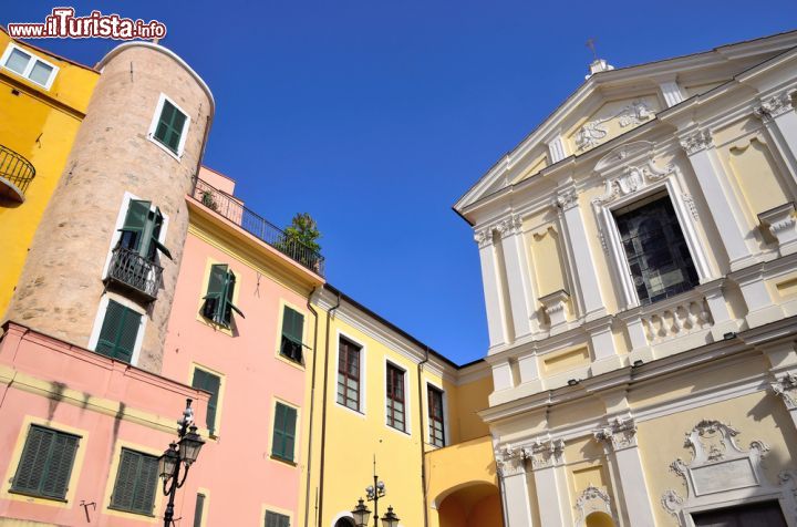 Immagine La Chiesa di Santo Stefano: cuore spirituale nel centro storico della città - situata nella centralissima Piazza Cassini, la splendida Chiesa di Santo Stefano è uno dei luoghi di culto più antichi della città, la cui costruzione risale al XII secolo, quando un gruppo di frati Benedettini giunse in città da Genova. Tra le tante bellezze di questa chiesa, dalla facciata settecentesca agli eleganti interni, spiccano gli affreschi di Domenico Piola, Andrea Pozzo e Giovanni Battista Merano. - © maudanros / Shutterstock.com