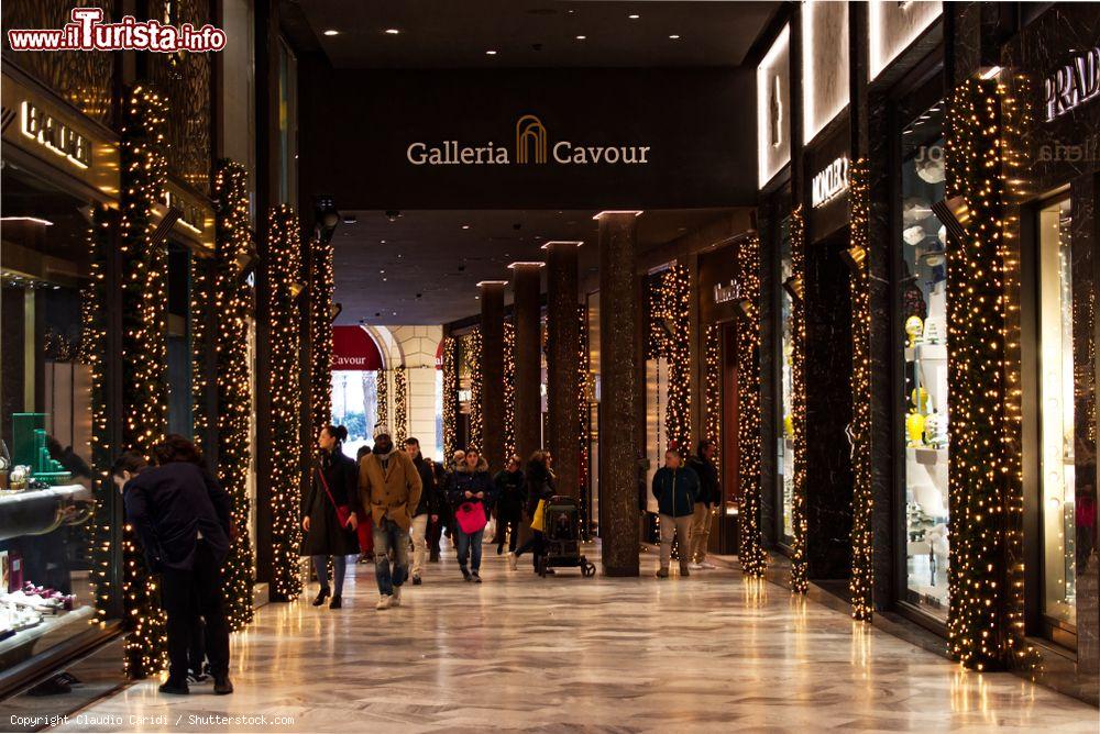 Immagine Il cuore dello shopping di lusso a Bologna: la Galleria Cavour durante il periodo del Natale - © Claudio Caridi / Shutterstock.com