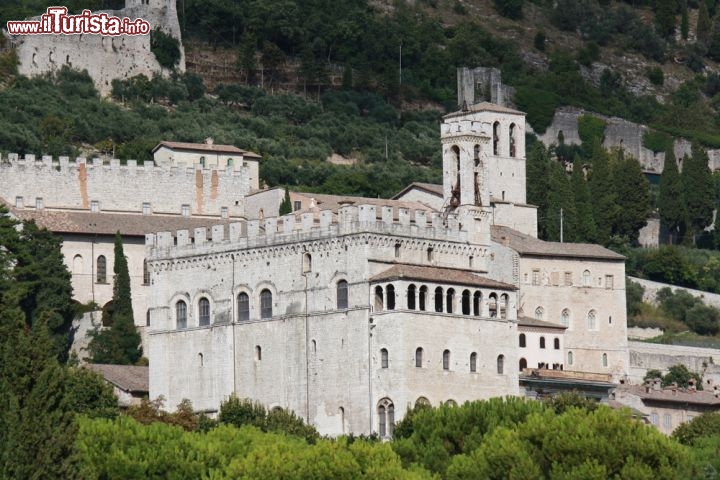 Immagine Il cuore storico di Gubbio con il Palazzo dei Consoli e le mura medievali - © Pix4Pix / Shutterstock.com