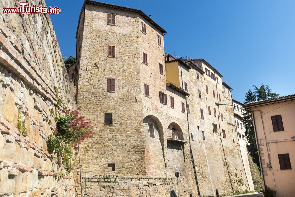 Immagine Il cuore medievale della cittadina di Camerino, famosa per la sua Università nelle Marche