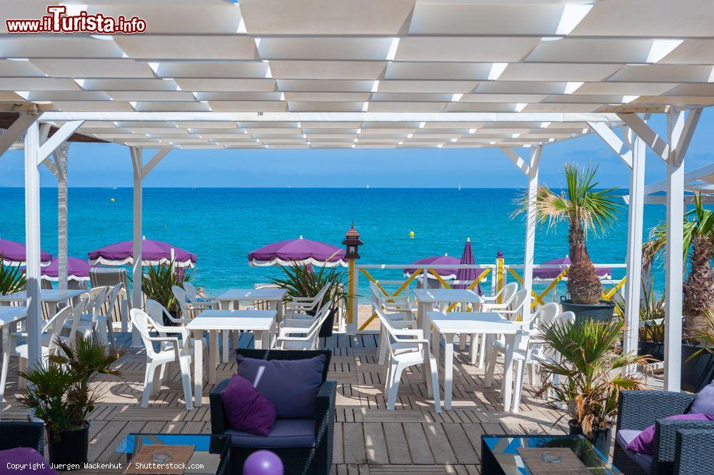 Immagine Il dehor di un bar sulla spiaggia di Le Lavandou, Francia, in estate - © Juergen Wackenhut / Shutterstock.com