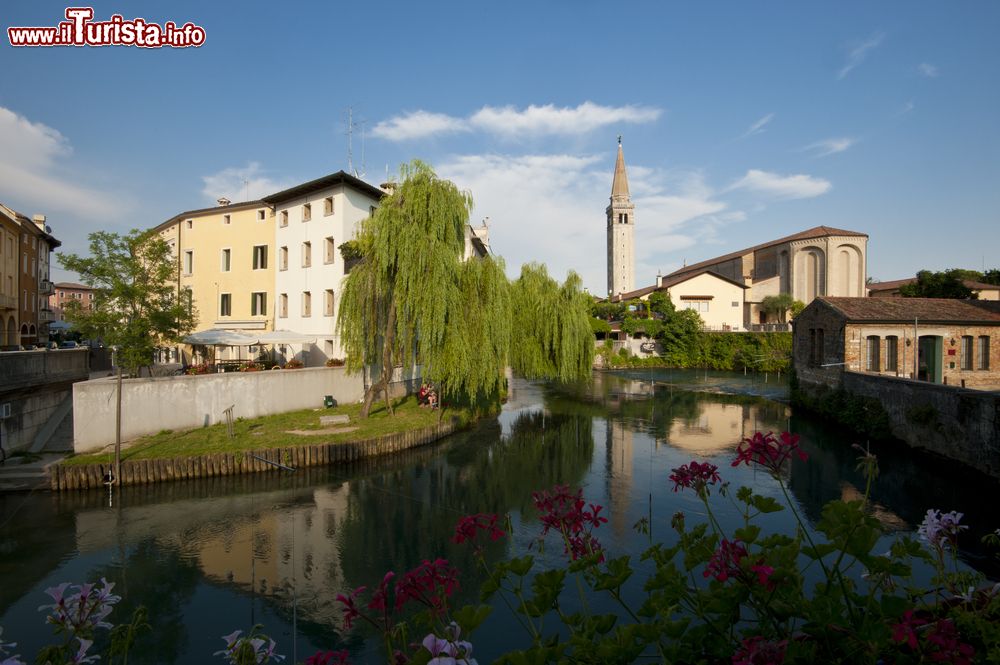 Immagine Il delizioso centro storico di Sacile in Friuli Venezia Giulia. Il caratteristico centro storico di questa cittadina sorge su due isole del fiume Livenza sulle cui sponde si affacciano eleganti palazzi nobiliari di epoca veneziana.