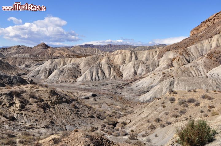 Immagine Il deserto di Tabernas vicino a Almeria, Spagna. A circa 30 chilometri nord di Almeria si trova questo deserto protetto come riserva naturale in un'area di circa 280 km quadrati. In questo sugegstivo scenario sono state girate alcune scene dei famosi film di Sergio Leone fra cui C'era una volta il West e Per un pugno di dollari