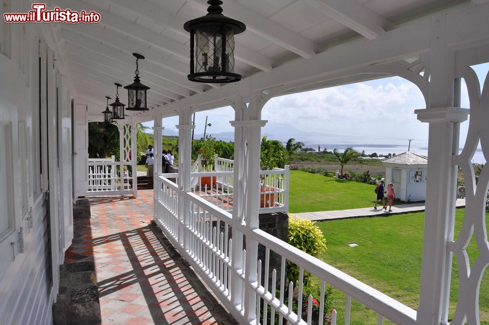 Immagine Il dettaglio architettonico di un'abitazione tradizionale a Basseterre, St. Kitts and Nevis, Indie Occidentali. Questa città venne fondata dai francesi nel 1627.