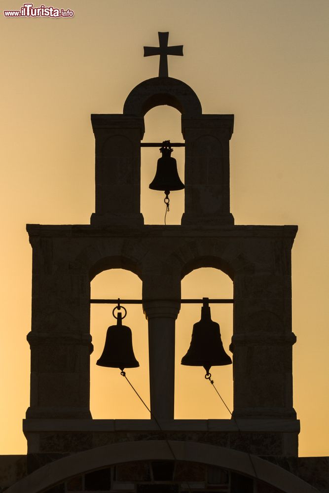 Immagine Il dettaglio di un campanile con tre campane al tramonto: siamo nel borgo di Schinoussa nell'omonima isola delle Cicladi (Grecia).