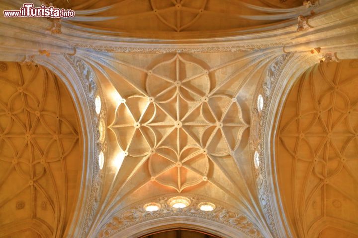 Immagine Il dettaglio di una decorazione nel soffitto della cattedrale-fortezza di Almeria, Spagna  - © Inu / Shutterstock.com 
