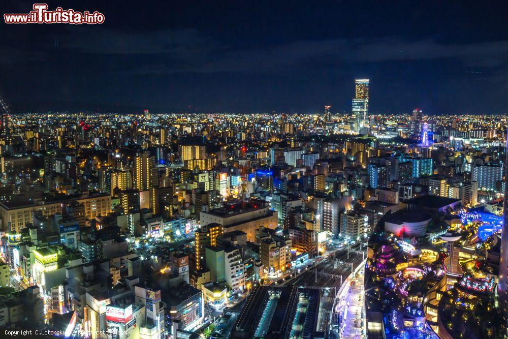 Immagine Il distretto di Namba by night a Osaka, Giappone. Si tratta di una famosa area per lo shopping, gli intrattenimenti e la vita notturna della città - © C.Lotongkum / Shutterstock.com