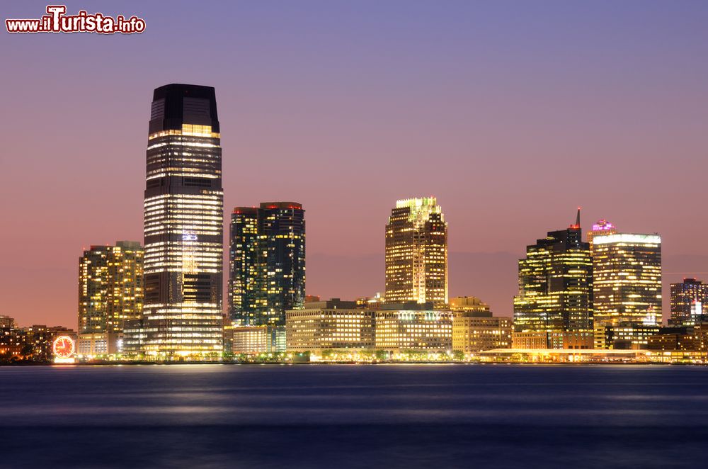 Immagine Il distretto finanziario di Exchange Place a Jersey City, New Jersey, USA. Si estende per circa 200 piedi sul fiume Hudson.