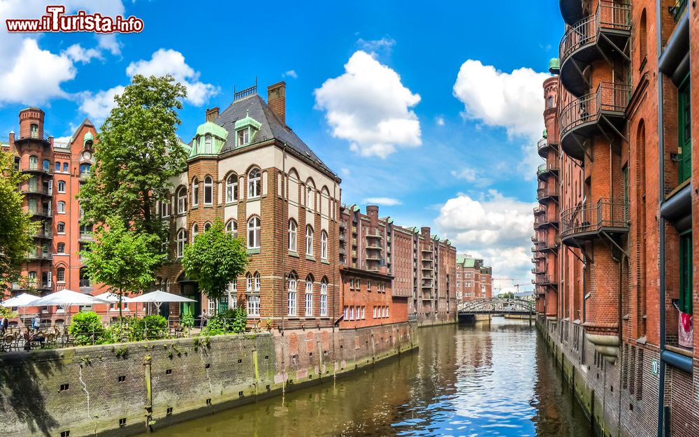 Immagine Il distretto Speicherstadt a Amburgo con i canali che hanno dato alla città l'appellativo di Venezia del Nord, Germania.