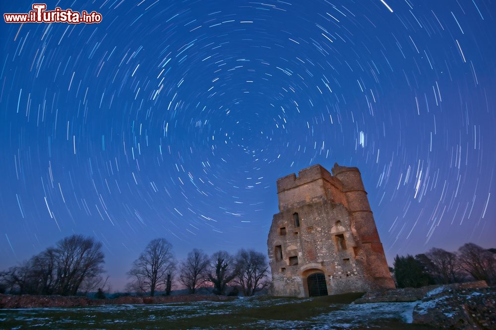 Immagine Il Donnington Castle fotografato di notte con lunga esposizione