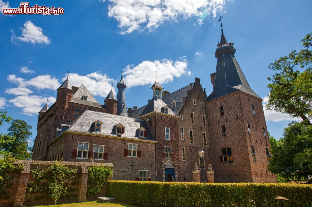 Immagine Il Doorwerth Castle (Kasteel Doorwerth) nei pressi di Arnhem, Olanda. Si tratta di un antico maniero medievale situato lungo il fiume Reno. Oggi ospita tre musei.
