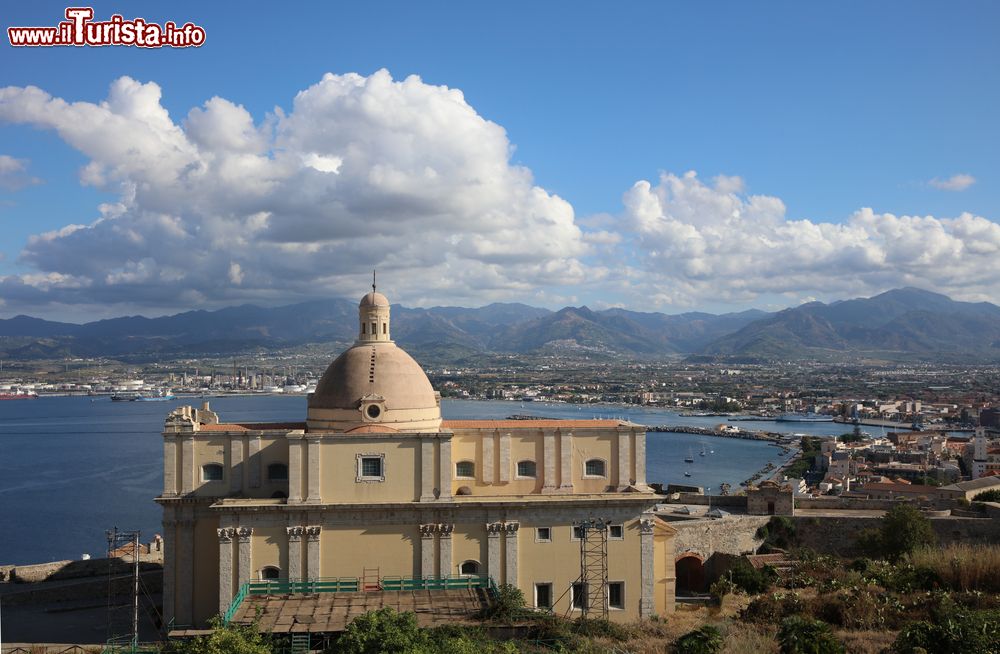 Immagine Il duomo antico di Milazzo, provincia di Messina, Sicilia. Situato all'interno del borgo fortificato, questo edificio religioso venne iniziato nel 1608 su progetto di Camillo Camilliani, allievo di Michelangelo.