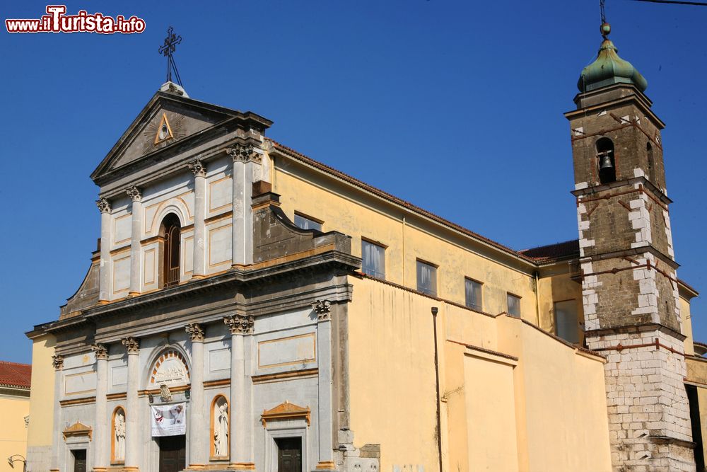 Immagine Una bella veduta del duomo di Avellino, Campania, Italia. Dedicata a Santa maria Assunta e a San Modestino, la cattedrale di Avellino venne costruita a metà del XII° secolo dal vescovo Roberto. Gli interventi nel corso dei secoli ne trasformarono l'aspetto romanico in forme barocche.