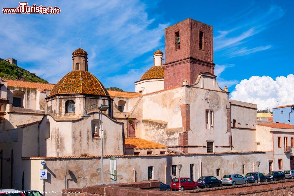 Immagine Il Duomo di Bosa, nel centro del borgo. La chiesa più antica è invece quella di San Pietro Extramuros - © ArtMediaFactory / Shutterstock.com