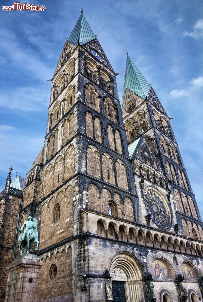 Immagine Il Duomo di Brema, Germania. Dedicato a San Pietro, dal 1973 è iscritto nell'elenco dei beni culturali tutelati. 