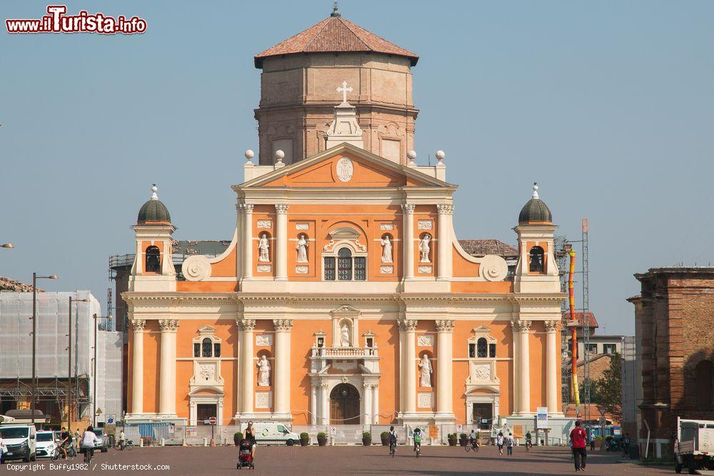 Immagine Il Duomo di Carpi domina il centro storico della cittadina in provincia di Modena - © Buffy1982 / Shutterstock.com