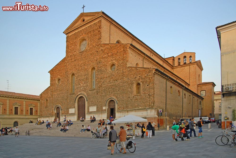 Immagine Il Duomo di Faenza al tramonto. Intitolata a San Pietro Apostolo possiede un pianta a croce latina con tre navate - © claudio zaccherini / Shutterstock.com