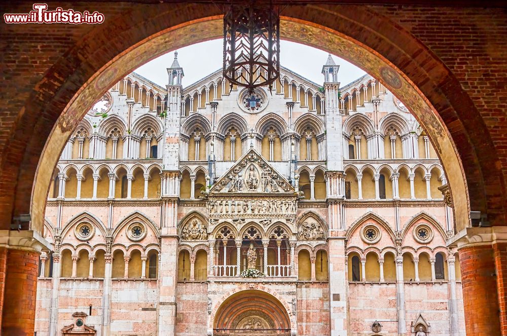 Immagine Il Duomo di Ferrara fotografato sal Palazzo dei Duchi Estensi