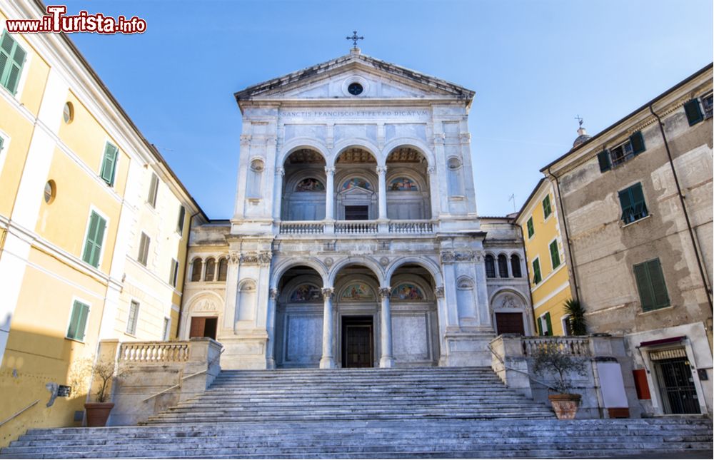 Immagine Il Duomo di Massa dedicato ai Santi Pietro e Francesco, siamo in Versilia, Toscana