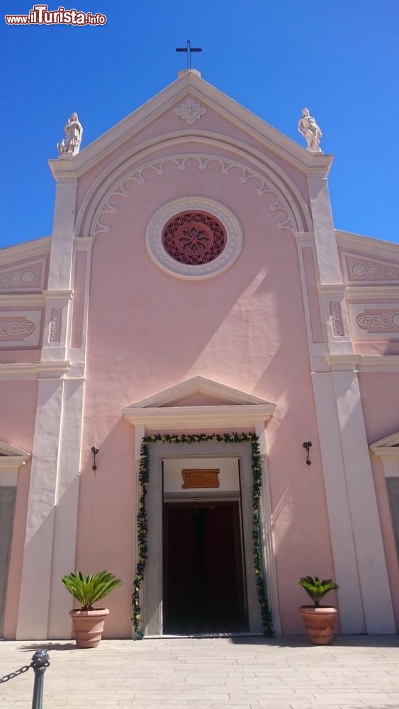 Immagine Il duomo di Portoferraio, isola d'Elba, Toscana. La chiesa come appare oggi risale agli inizi del XIX° secolo quando le due cappelle laterali vennero trasformate in navate. Intitolata alla Natività di Maria, ospita al suo interno un altare dedicato alla Madonna del Buon Viaggio, una statua di cartapesta della Vergine e alcuni affreschi.