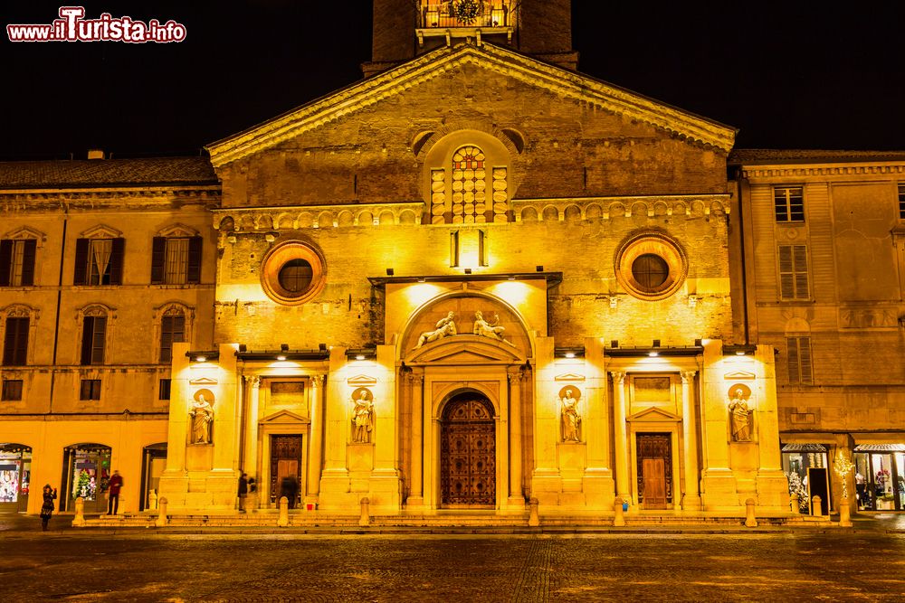Immagine Il duomo di Reggio Emilia fotografato di notte, Emilia Romagna. Dedicata a Santa Maria Assunta, questa cattedrale di impianto romanico è stata oggetto di numerose ricostruzioni durante il corso dei secoli.