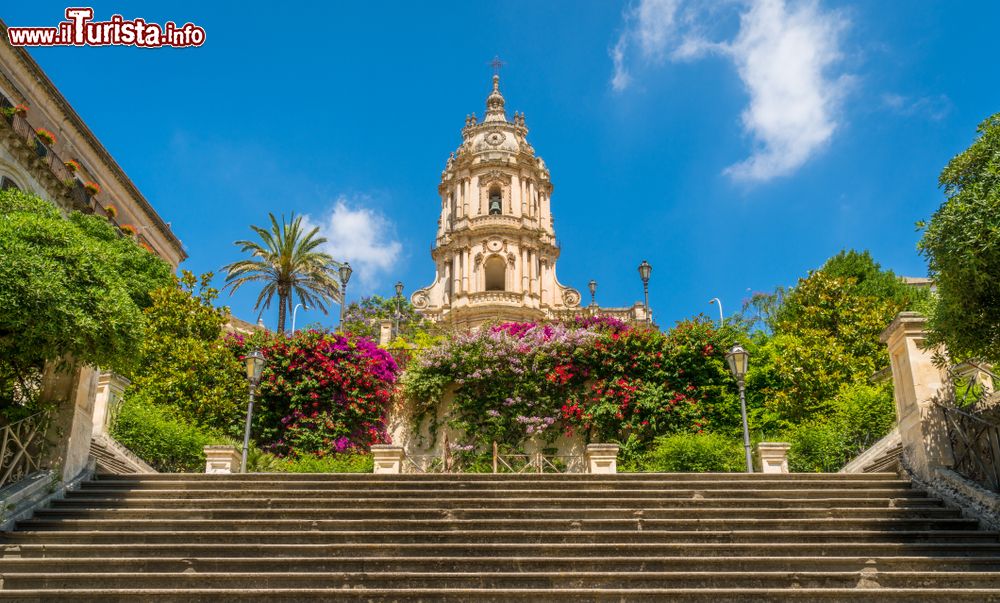 Immagine Il Duomo di San Giorgio a Modica, delizioso esempio di arte barocca in Sicilia.