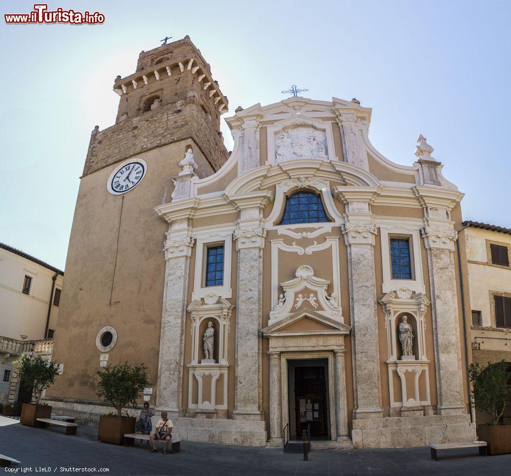 Immagine Il duomo di San Pietro e Paolo a Pitigliano, Toscana. Costruito in stile barocco, l'edificio religioso si presenta con facciata tripartita da quattro grandi lesene - © LIeLO / Shutterstock.com