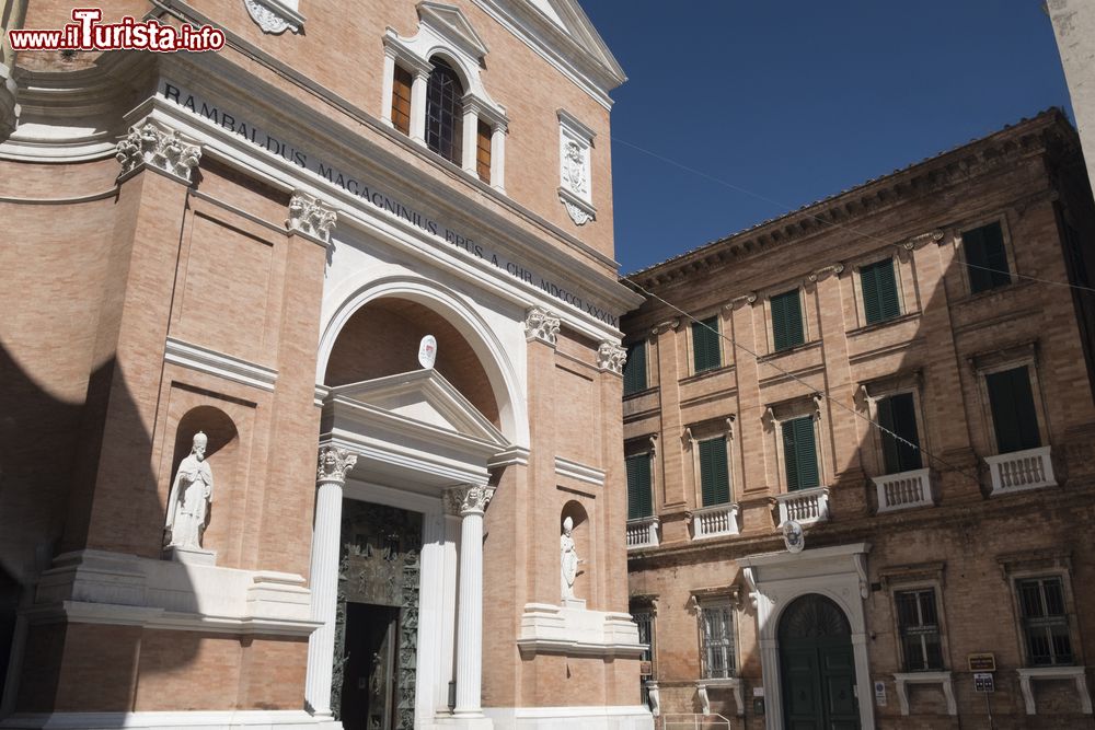 Immagine Il duomo di San Settimio in piazza Federico II° a Jesi, Marche. Costruito fra il XIII° e il XIV° secolo da Giorgio da Como, venne successivamente rifatto fra il 1732 e il 1741 da Domenico Barrigioni. Si presenta a navata unica e cupola emisferica.