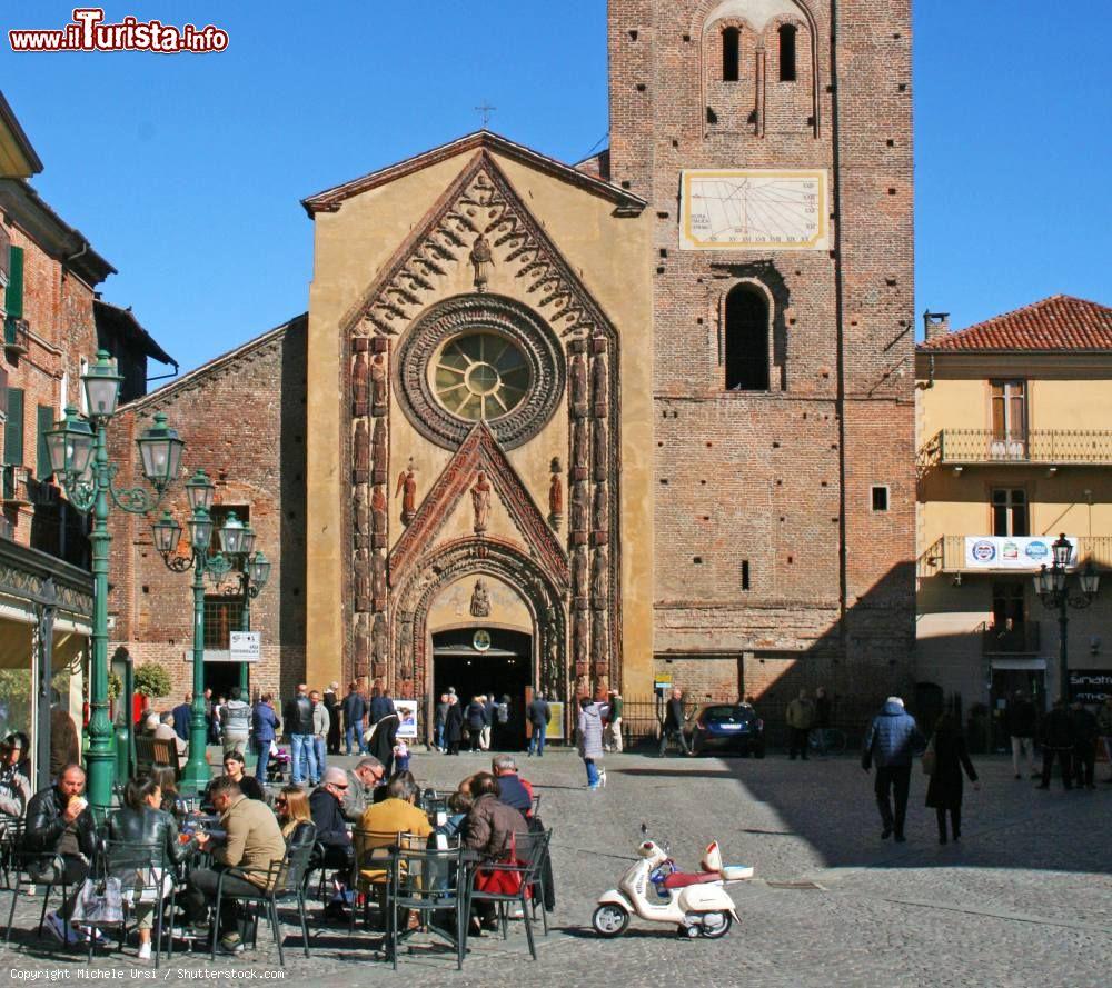 Immagine Il Duomo di Santa Maria Assunta, la cattedrale del XV secolo in centro a Chivasso in Piemonte - © Michele Ursi / Shutterstock.com