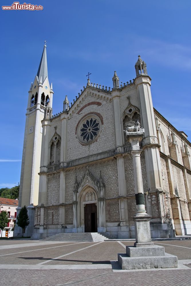 Immagine Il duomo di Santa Maria e San Vitale a Montecchio Maggiore, Veneto. L'edificio religioso è stato interamente costruito con pietre estratte dalle cave dei colli sopra la città di Montecchio Maggiore.