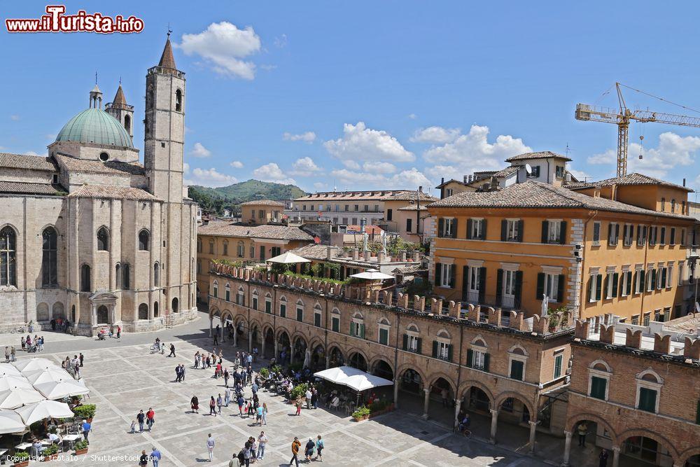 Immagine Il Duomo gotico di Ascoli Piceno e la centrale Piazza del Popolo - © trotalo / Shutterstock.com