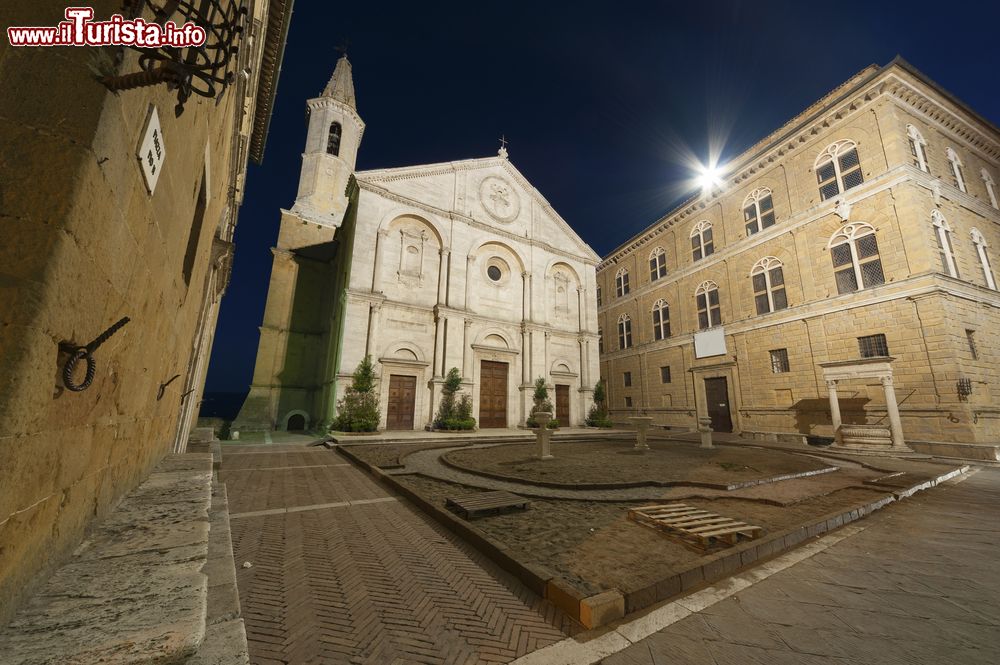 Immagine Il duomo medievale nella città di Pienza, Toscana, by night. Sorge sul luogo dell'antica pieve di Santa Maria ma orientato in modo diverso. Fu realizzato su volere di papa Pio II°  Piccolomini fra il 1459 e il 1462 da Bernardo Rossellino. E' uno dei monumenti più importanti del Rinascimento italiano.