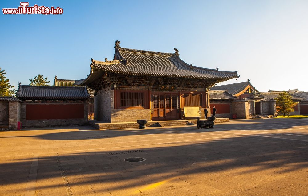Immagine Il Fahua Temple in Heyang Street a Datong, Cina, al calar del sole.